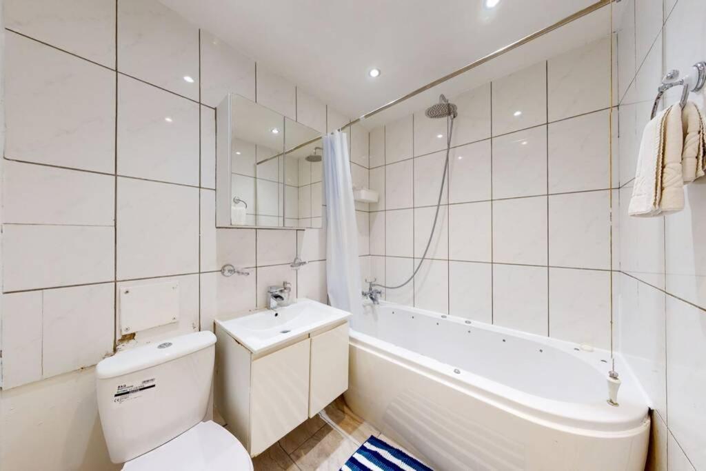 Super 2 Bed House With Privategarden London Exteriör bild