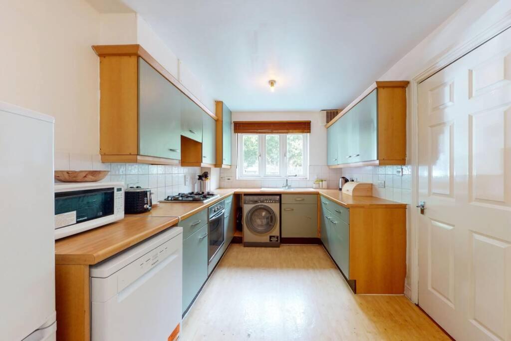 Super 2 Bed House With Privategarden London Exteriör bild