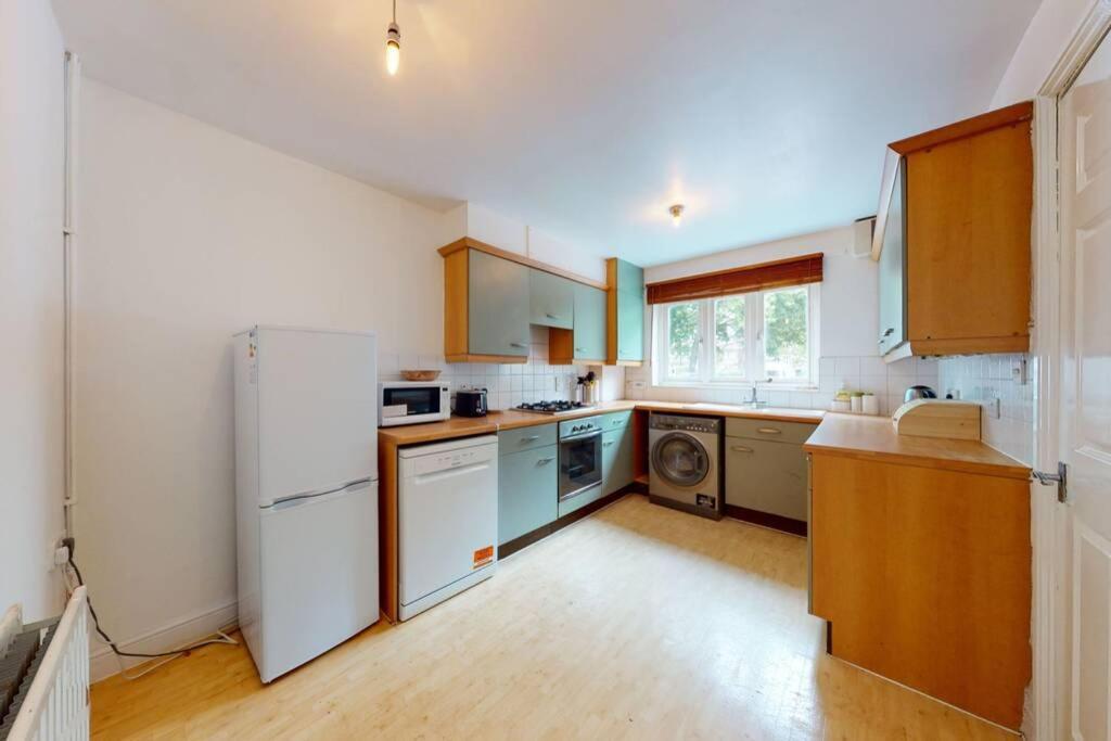 Super 2 Bed House With Privategarden London Exteriör bild