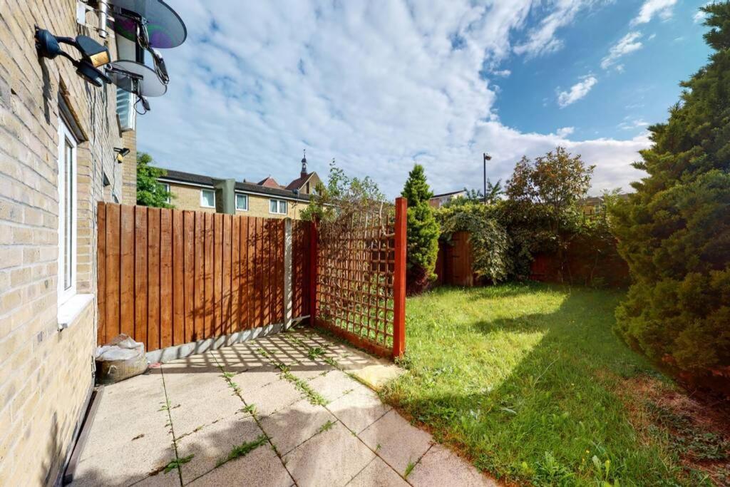 Super 2 Bed House With Privategarden London Exteriör bild